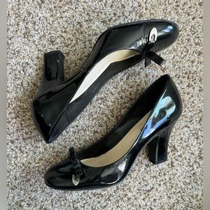 Franco Sarto Vintage Black Heels/Pumps with Bow - Size 6.5